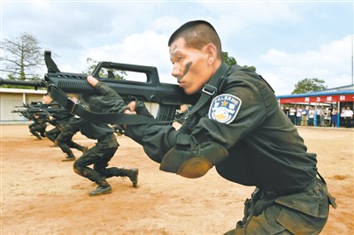 澳大利亚频道 中澳头条  7月24日,中国第四支驻利比里亚维和警察防暴