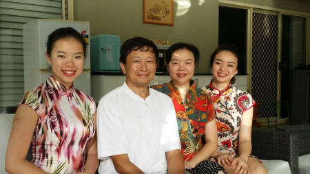 陈兰(右二)以身作则,从小教育两个女儿要有理想有追求.