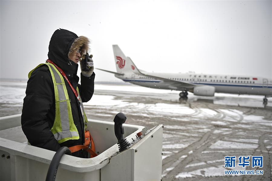 （社会）（1）冰雪中的飞机除冰师