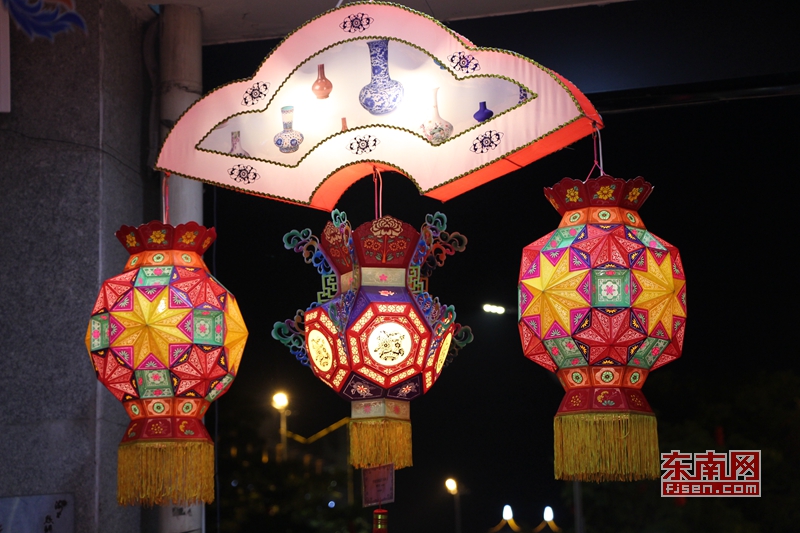 各式各样的花灯亮相新门街传统花灯展区.