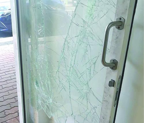 失窃商铺被打破的玻璃门.(澳大利亚《星岛日报》)