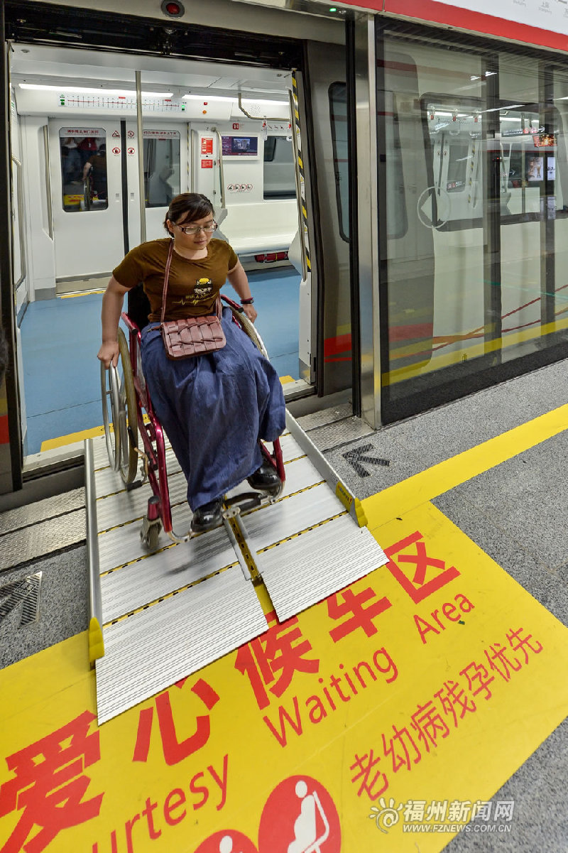 残疾人试乘地铁直呼棒棒哒设无障碍升降梯