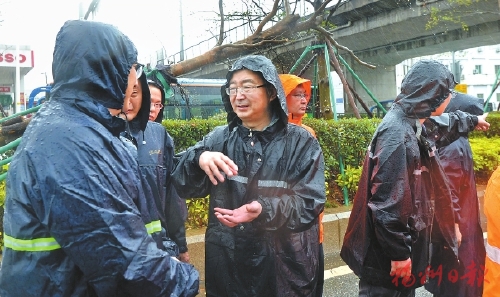 克服麻痹思想 毫不松懈防御(附图片)王宁检查城区防汛防涝工作